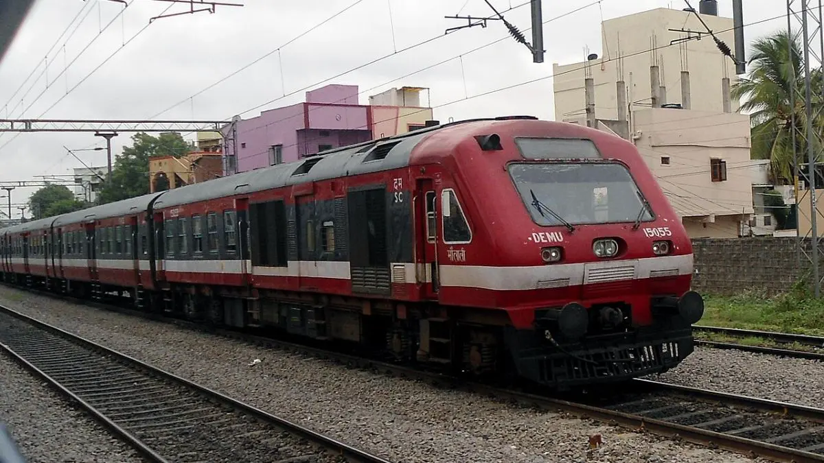 The newly introduced DEMU train uses a dual-fuel system combining LNG and diesel to maintain engine performance.