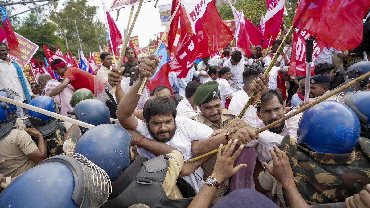 Protesters clash with police in Patna demanding CEC Gyanesh Kumar’s resignation amid controversy over voter list revisions.