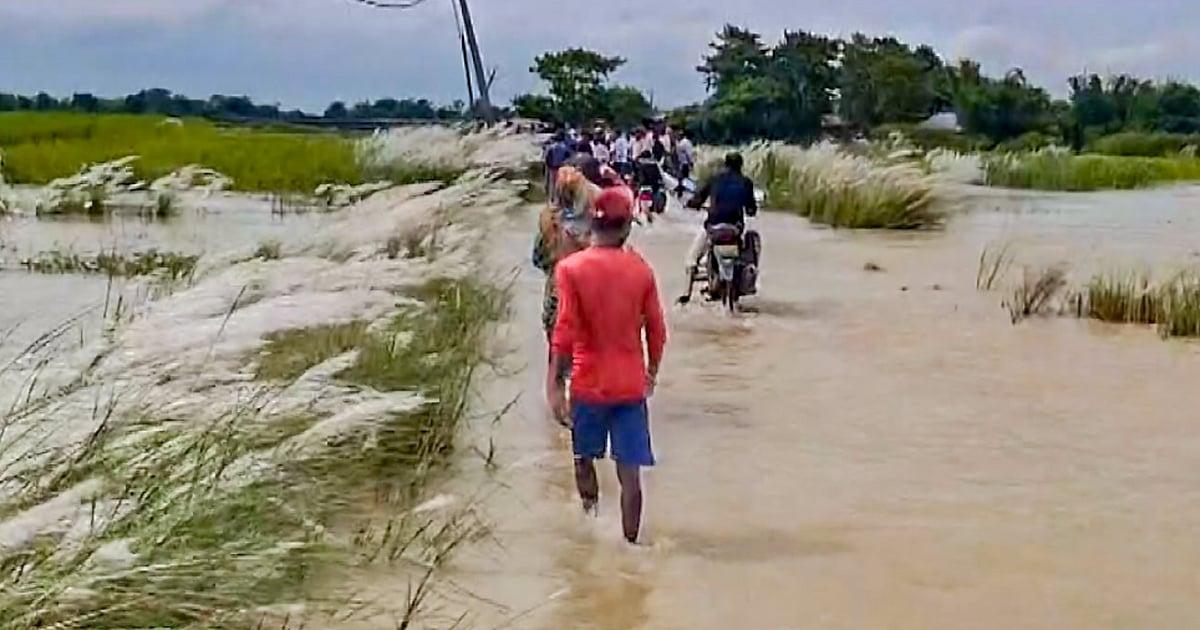 Gandak at Bagaha rises as floodwaters threaten low-lying roads and settlements following heavy rains in Nepal.